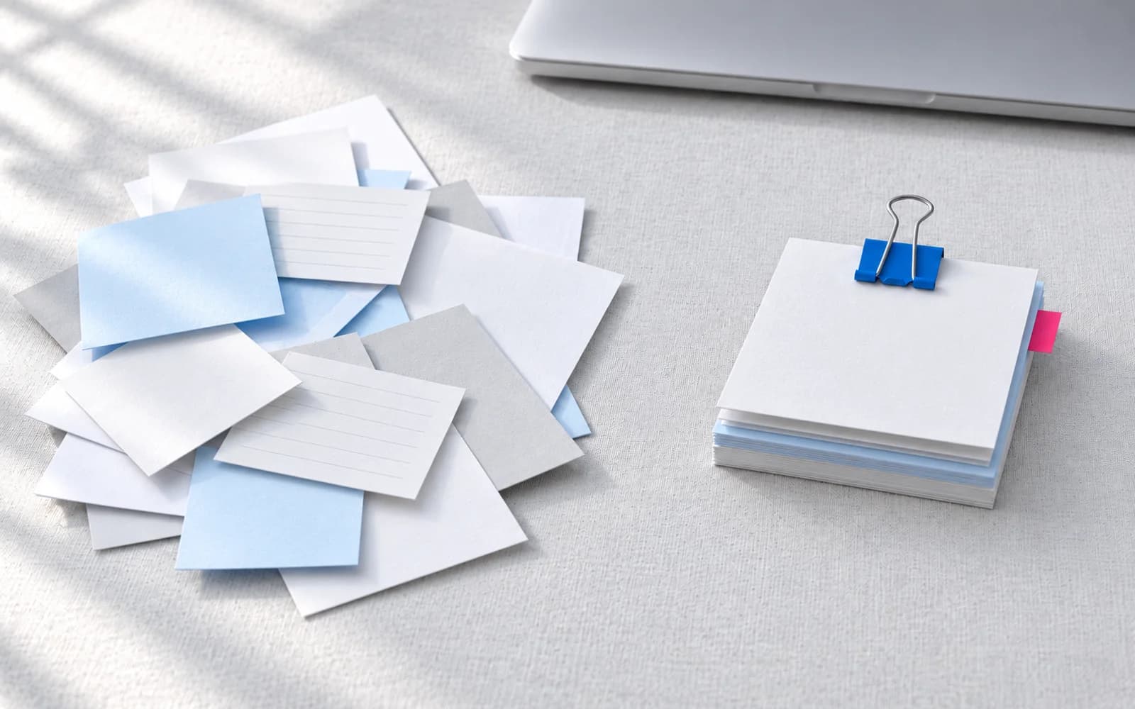 Pracovní stůl s notebookem, na kterém probíhá práce s daty a AI nástrojem